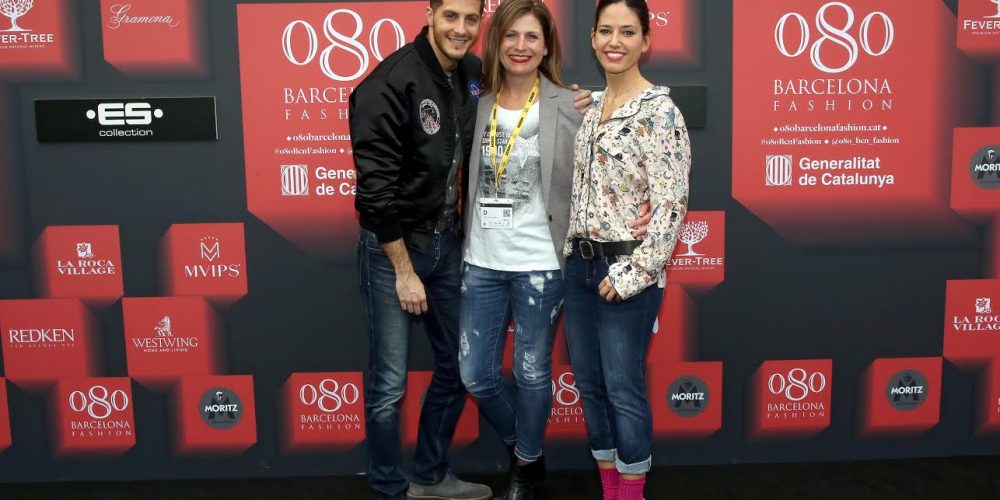 Los presentadores del programa caza mariposas posan con la diseñadora Carmen Monforte en la 080 Barcelona Fashion